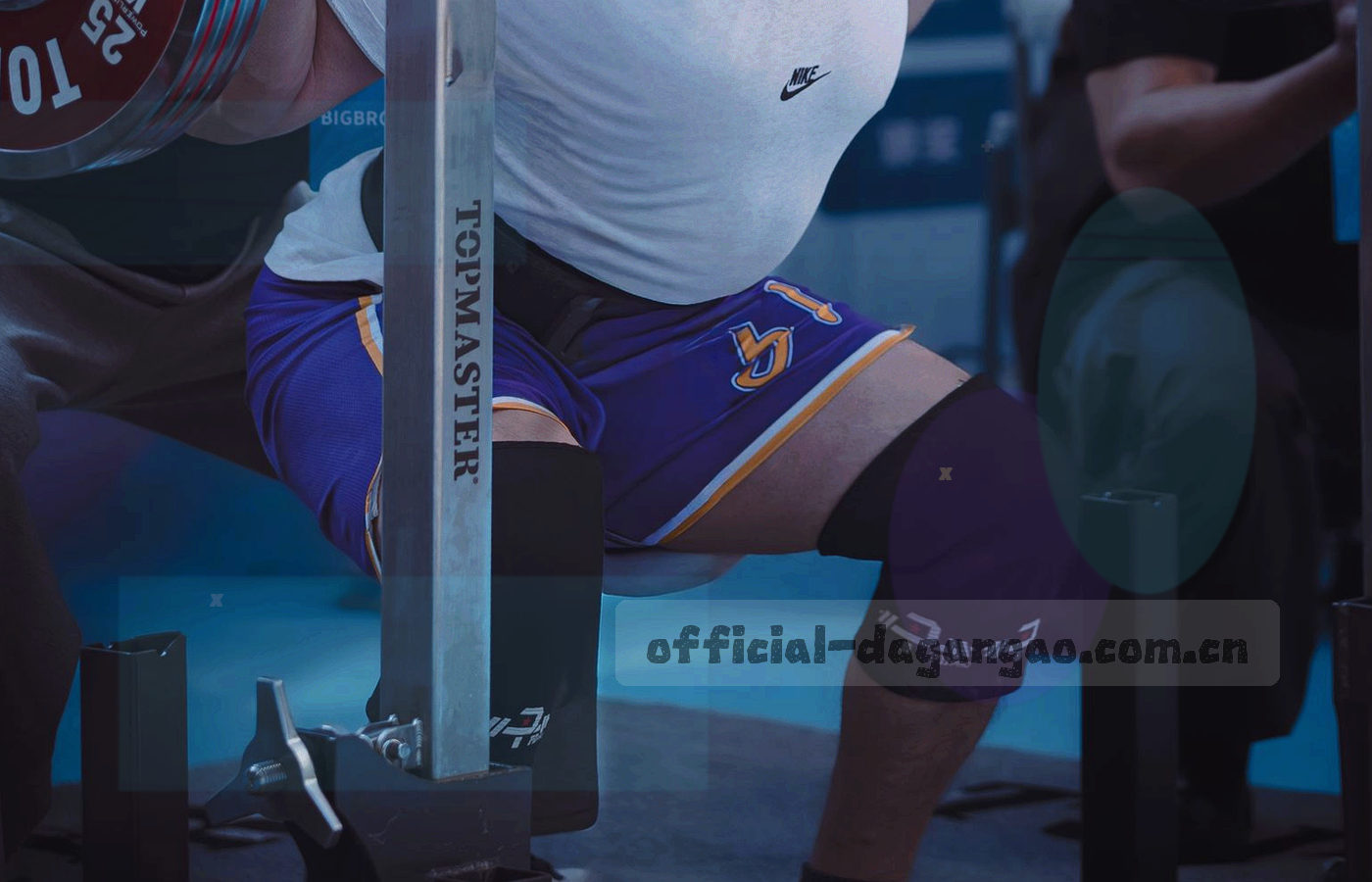 深青色海面与信号橙航标灯的抽象构图，海图等高线自灯下向外扩散